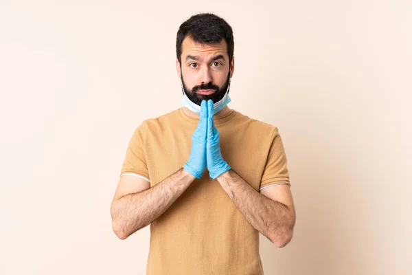 Hombre Caucásico Con Barba Que Protege Del Coronavirus Con Una —  Fotos de Stock