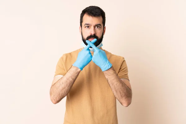 Hombre Caucásico Con Barba Protegiendo Del Coronavirus Con Una Máscara —  Fotos de Stock