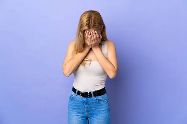 Jovem Loira Uruguaia Sobre Fundo Isolado Com Expressão Cansada Doente — Fotografia de Stock