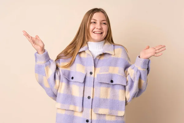 Adolescente Ucraniano Chica Aislado Beige Fondo Sonriendo Mucho —  Fotos de Stock