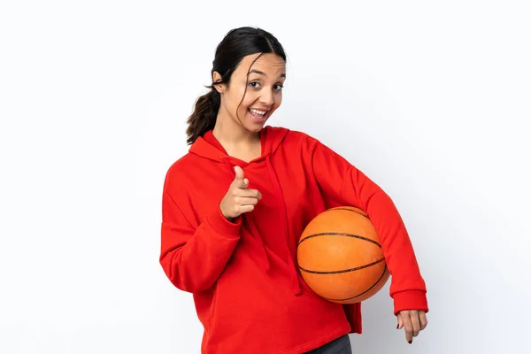 Jovem Mulher Jogando Basquete Sobre Fundo Branco Isolado Surpreso Apontando — Fotografia de Stock