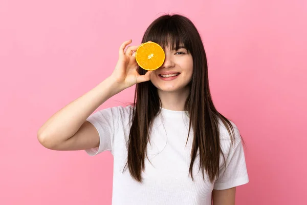 Ung Ukrainska Kvinna Isolerad Rosa Bakgrund Håller Orange — Stockfoto