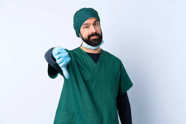 Cirurgião Homem Uniforme Verde Sobre Fundo Isolado Mostrando Polegar Para — Fotografia de Stock