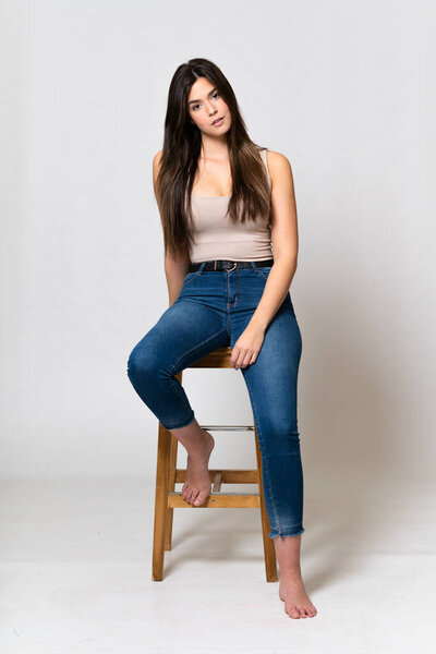 Подростковая бразильская девушка на изолированном фоне