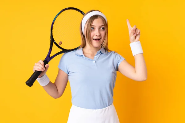 ティーンウクライナの女の子のテニスプレーヤー絶縁上の黄色の背景テニスと指摘 — ストック写真