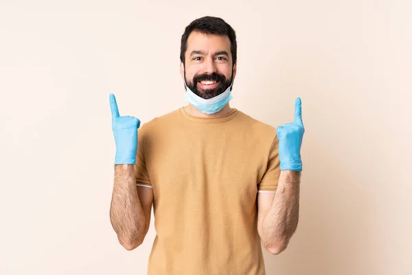코로나 바이러스로부터 수염을 보호하는 마스크와 장갑으로 생각을 — 스톡 사진