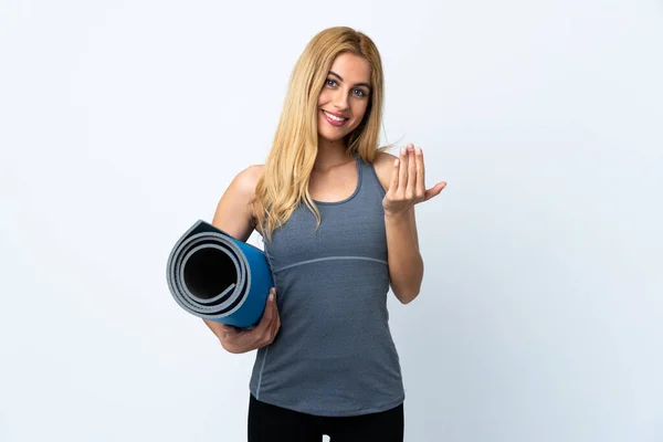 Giovane Donna Sportiva Che Lezioni Yoga Tenendo Tappeto Sfondo Bianco — Foto Stock