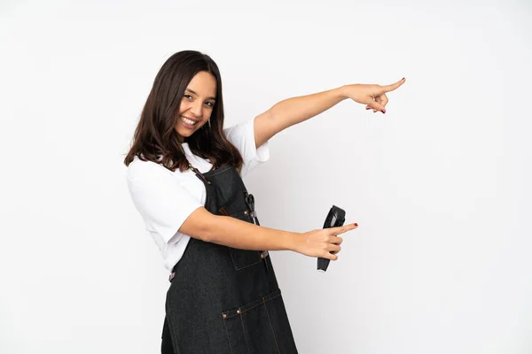 Junge Friseurin Frau Isoliert Auf Weißem Hintergrund Zeigt Mit Dem — Stockfoto