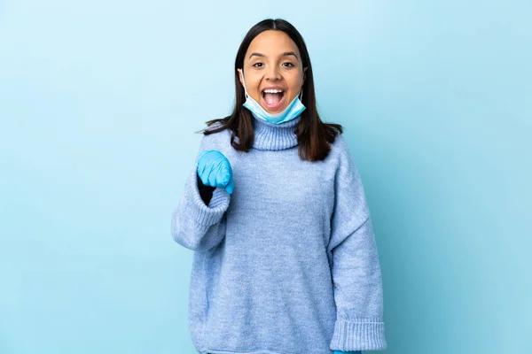 Joven Morena Mujer Raza Mixta Protegiendo Del Coronavirus Con Una —  Fotos de Stock