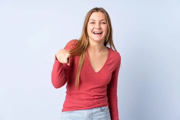 Teenager Ukrainisches Mädchen Isoliert Auf Blauem Hintergrund Überrascht Und Zeigt — Stockfoto