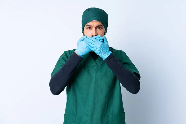 Cirurgião Homem Uniforme Verde Sobre Fundo Isolado Cobrindo Boca Com — Fotografia de Stock