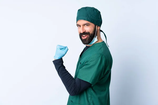 Cirurgião Homem Uniforme Verde Sobre Fundo Isolado Celebrando Uma Vitória — Fotografia de Stock