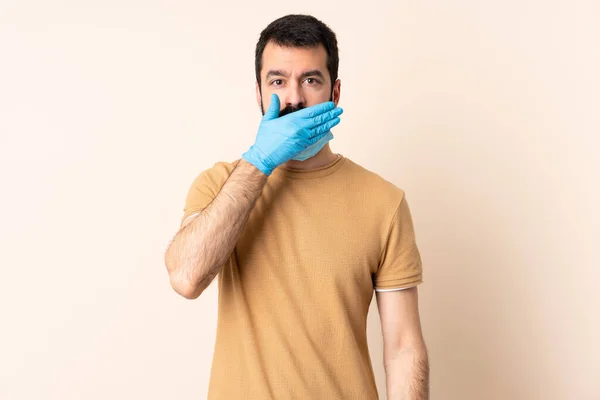 Koronavirüsten Sakallı Maskeli Eldivenli Beyaz Bir Adam Ağzı Eliyle Kapatıyor — Stok fotoğraf