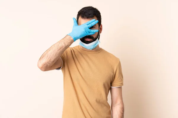 Hombre Caucásico Con Barba Protegiendo Del Coronavirus Con Una Máscara —  Fotos de Stock