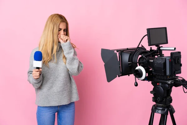 Reporter Kvinna Som Håller Mikrofon Och Rapporterar Nyheter Över Isolerade — Stockfoto