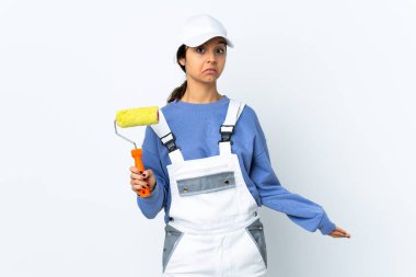 Ressam kadın soyutlanmış beyaz arka plan mutlu ve gülümsüyor.