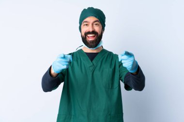 Yeşil üniformalı bir cerrah tecrit edilmiş bir geçmişi var.