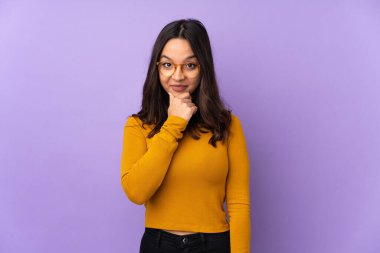 Mor arka planda soyutlanmış genç melez kadın.