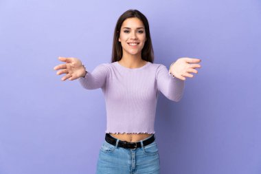 İzole edilmiş geçmişi olan beyaz bir kadın sunar ve davet eder.