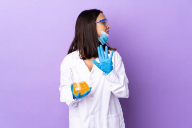 Koronavirüs hastalığını tedavi eden bir aşıyı araştıran bilim kadını jesti durdurdu ve hayal kırıklığına uğrattı.