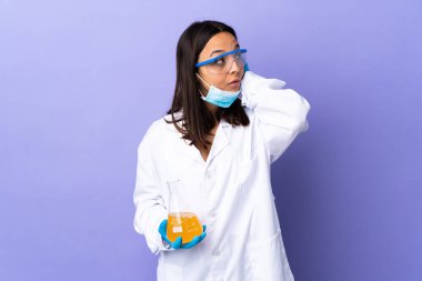 Koronavirüs hastalığını tedavi eden bir aşıyı araştıran bilim kadını hayal kırıklığına uğramış ve kulaklarını tıkamış.