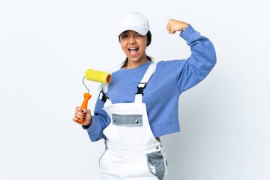 Ressam kadın izole edilmiş beyaz arka planda güçlü bir jest yapıyor.