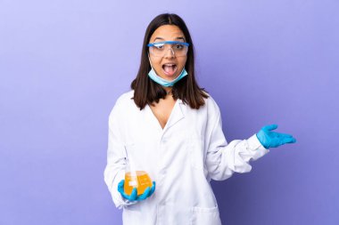 Koronavirüs hastalığını şok edici bir yüz ifadesiyle tedavi eden bir aşıyı araştıran bilim kadını.