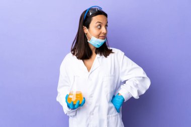 Koronavirüs hastalığını tedavi eden bir aşıyı araştıran bilim kadını şüpheli hareketlerde bulundu.