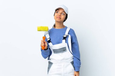 İzole edilmiş beyaz arkaplan üzerinde ressam kadın yukarı bakarken şüpheleri var