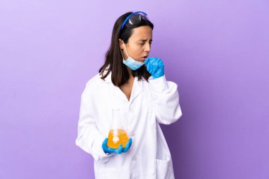 Koronavirüs hastalığını tedavi eden bir aşıyı araştıran bilim kadını çok öksürüyor.