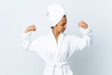 Bornozlu genç bir kadın izole edilmiş beyaz bir geçmişi var güçlü bir jest yapıyor.