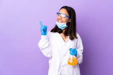 Koronavirüs hastalığını tedavi eden bir aşıyı araştıran bilim kadını harika bir fikre işaret ediyor.