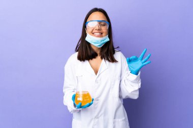 Koronavirüs hastalığını Zen pozuyla tedavi eden bir aşıyı araştıran bilim kadını.