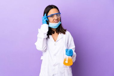 Koronavirüs hastalığını tedavi eden bir aşıyı araştıran bilim kadını bir fikir üretiyor.