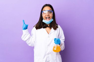 Koronavirüs hastalığını tedavi eden bir aşıyı araştıran bilim kadını şaşırdı ve parmağını kenarı işaret etti.