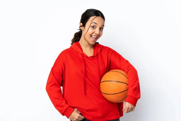 Jovem Mulher Jogando Basquete Sobre Fundo Branco Isolado Rindo — Fotografia de Stock