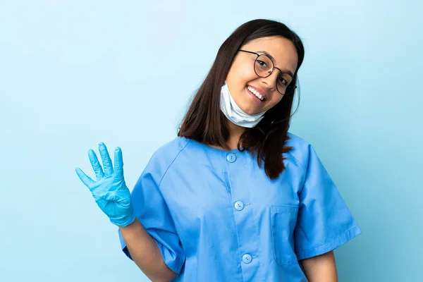 Chirurg Kobieta Odizolowanym Tle Niebieski Szczęśliwy Liczyć Cztery Palce — Zdjęcie stockowe
