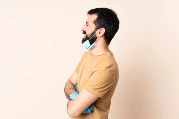 Uomo Caucasico Con Barba Protettiva Dal Coronavirus Con Maschera Guanti — Foto Stock