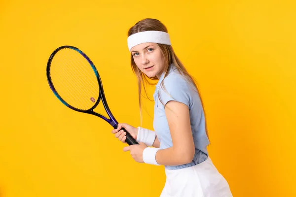 Teenager Ukrainische Tennisspielerin Isoliert Auf Gelbem Hintergrund — Stockfoto