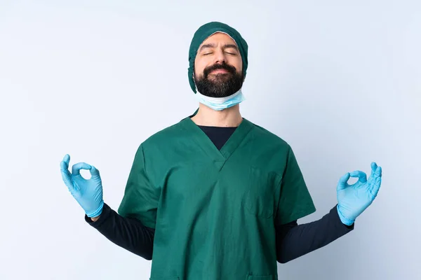 Cirurgião Homem Uniforme Verde Sobre Fundo Isolado Pose Zen — Fotografia de Stock