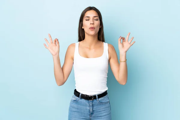 Jeune Femme Caucasienne Isolée Sur Fond Bleu Pose Zen — Photo