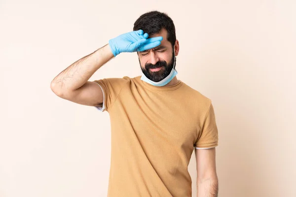 Hombre Caucásico Con Barba Protegiendo Del Coronavirus Con Una Máscara —  Fotos de Stock