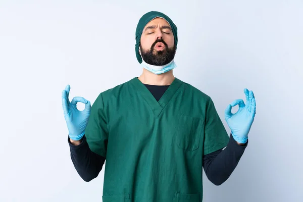 Cirurgião Homem Uniforme Verde Sobre Fundo Isolado Pose Zen — Fotografia de Stock