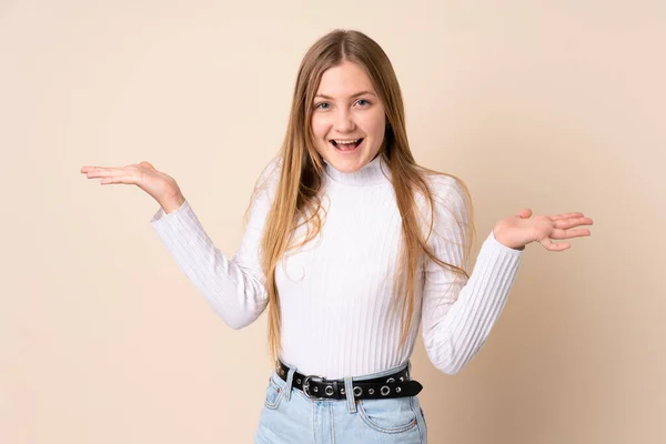 Teenager Ukrainisches Mädchen Isoliert Auf Beigem Hintergrund Mit Schockiertem Gesichtsausdruck — Stockfoto