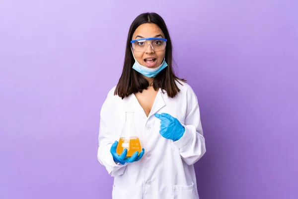 Wissenschaftlerin Untersucht Impfstoff Gegen Coronavirus Mit Überraschendem Gesichtsausdruck — Stockfoto