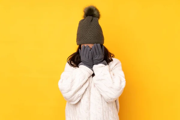 Jovem Com Chapéu Inverno Sobre Fundo Amarelo Isolado Com Expressão — Fotografia de Stock