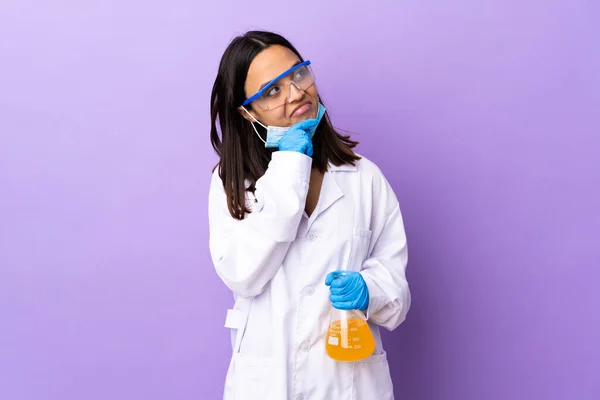 Scientifique Femme Qui Étudie Vaccin Pour Guérir Maladie Coronavirus Regarder — Photo
