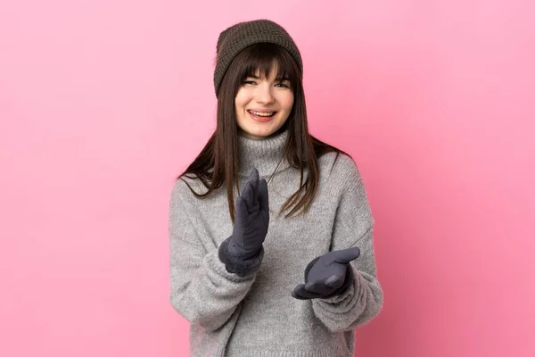 Tonåring Ukrainska Flicka Med Vinter Hatt Isolerad Vit Bakgrund Applåderar — Stockfoto