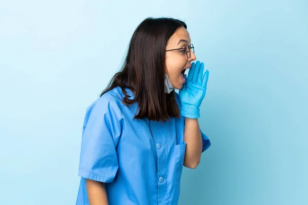 Mujer Cirujana Sobre Fondo Azul Aislado Gritando Con Boca Abierta —  Fotos de Stock