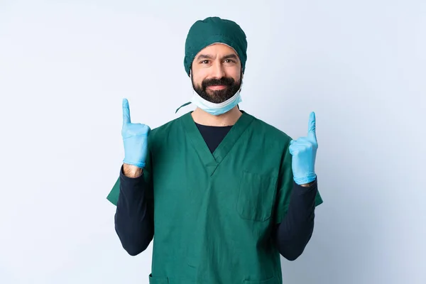 Cirurgião Homem Uniforme Verde Sobre Fundo Isolado Apontando Para Uma — Fotografia de Stock